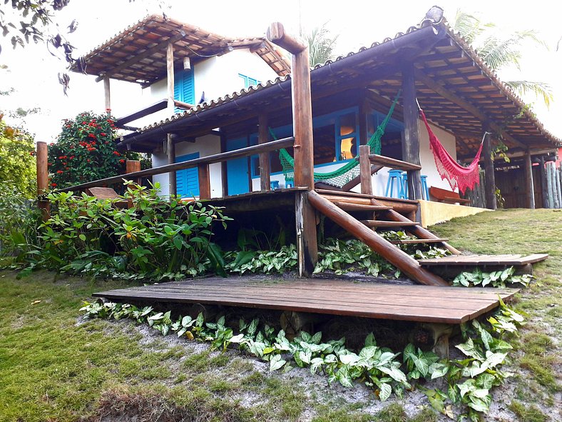 Casa rústico-chique com deck enorme e lindo jardim