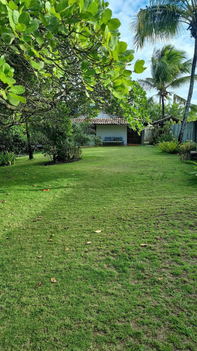 Casa rústico-chique com deck enorme e lindo jardim