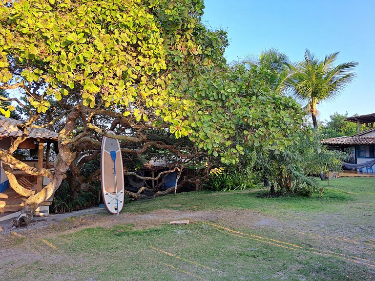 Casa rústico-chique com deck enorme e lindo jardim