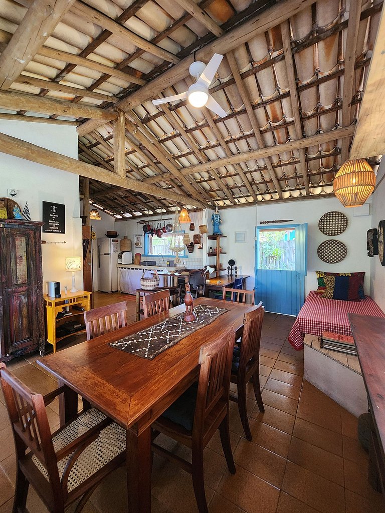 Casa rústico-chique com deck enorme e lindo jardim