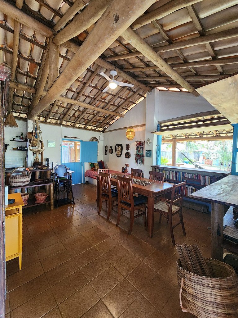 Casa rústico-chique com deck enorme e lindo jardim