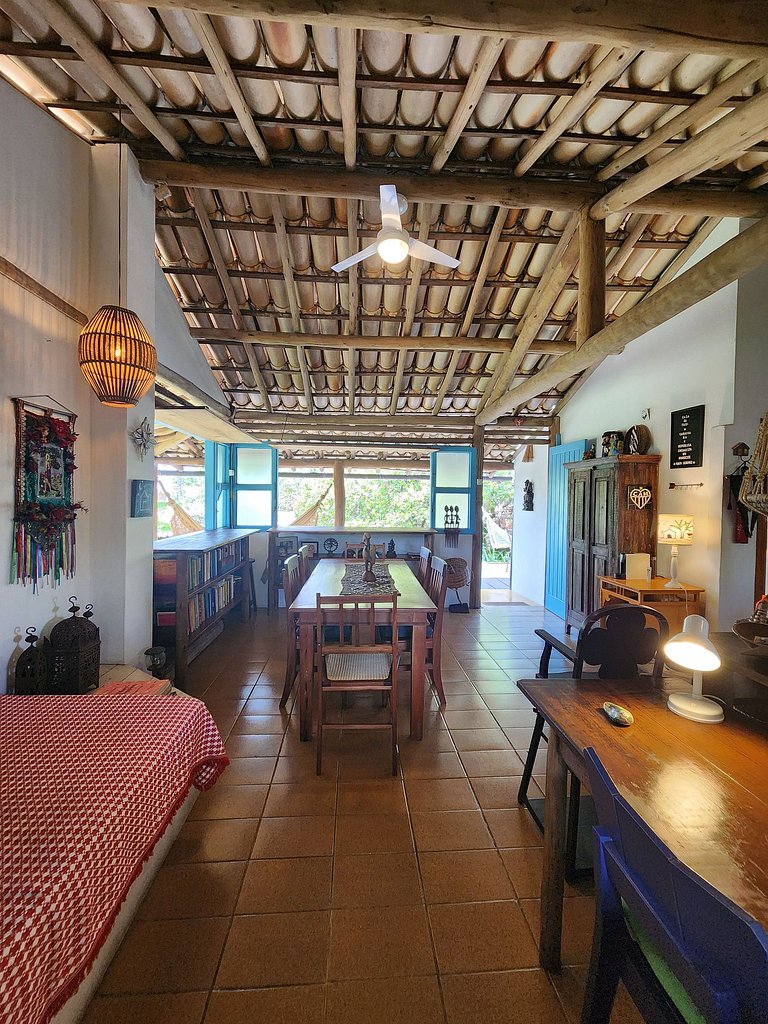 Casa rústico-chique com deck enorme e lindo jardim