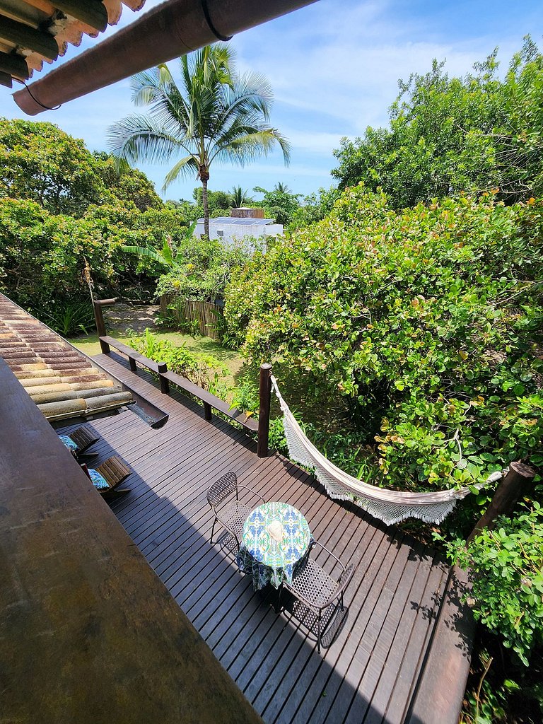 Casa rústico-chique com deck enorme e lindo jardim