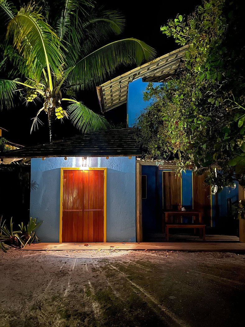 Graciosa casa com cozinha para 4 e lindo jardim