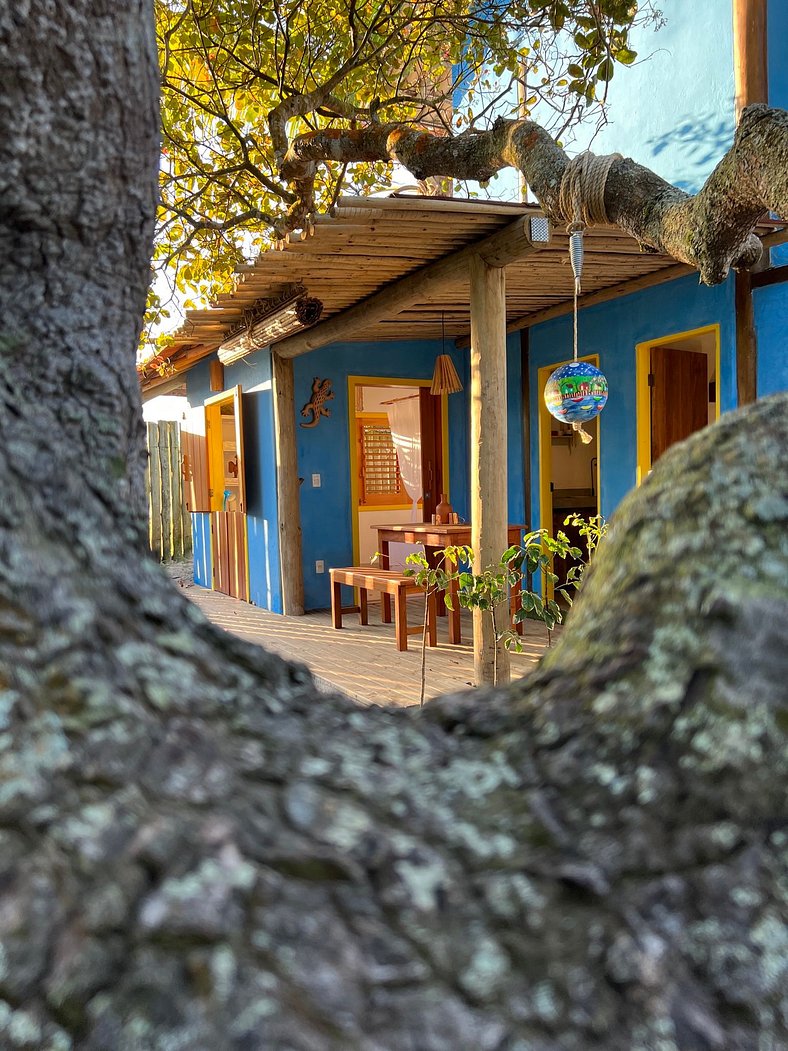 Graciosa casa com cozinha para 4 e lindo jardim