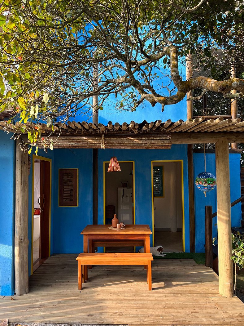 Graciosa casa com cozinha para 4 e lindo jardim