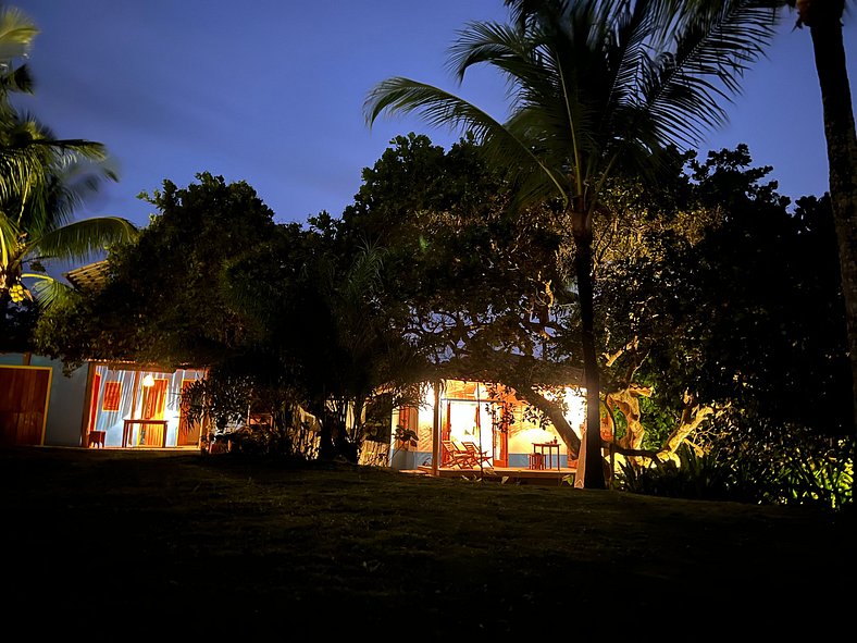 Graciosa casa com cozinha para 4 e lindo jardim